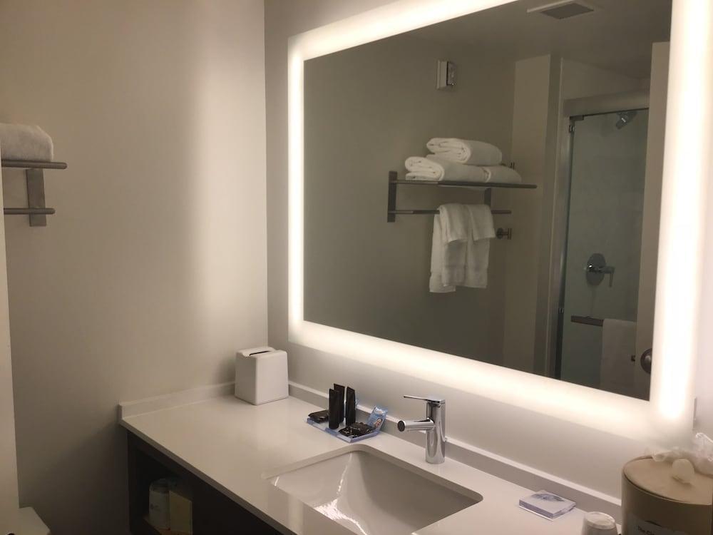 Holiday Inn Cleveland By Ihg Exterior photo